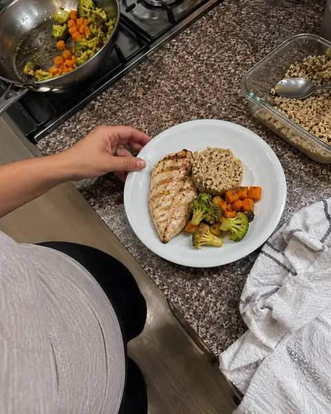 Cena con pollo, quinoa y verduras salteadas