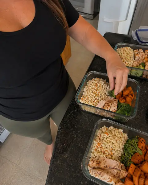 Tuppers con pollo, arroz y verduras listos para la semana