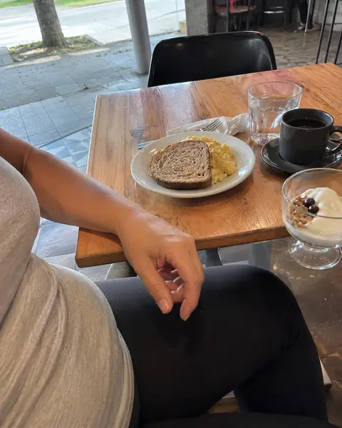 Café en una mesa de bar al lado de la ventana